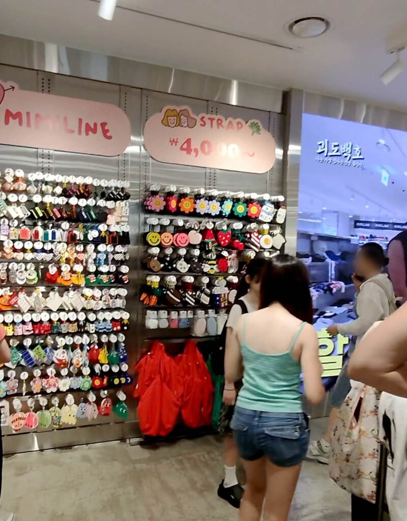 MIMILINE Myeongdong strap section international tourists shopping
