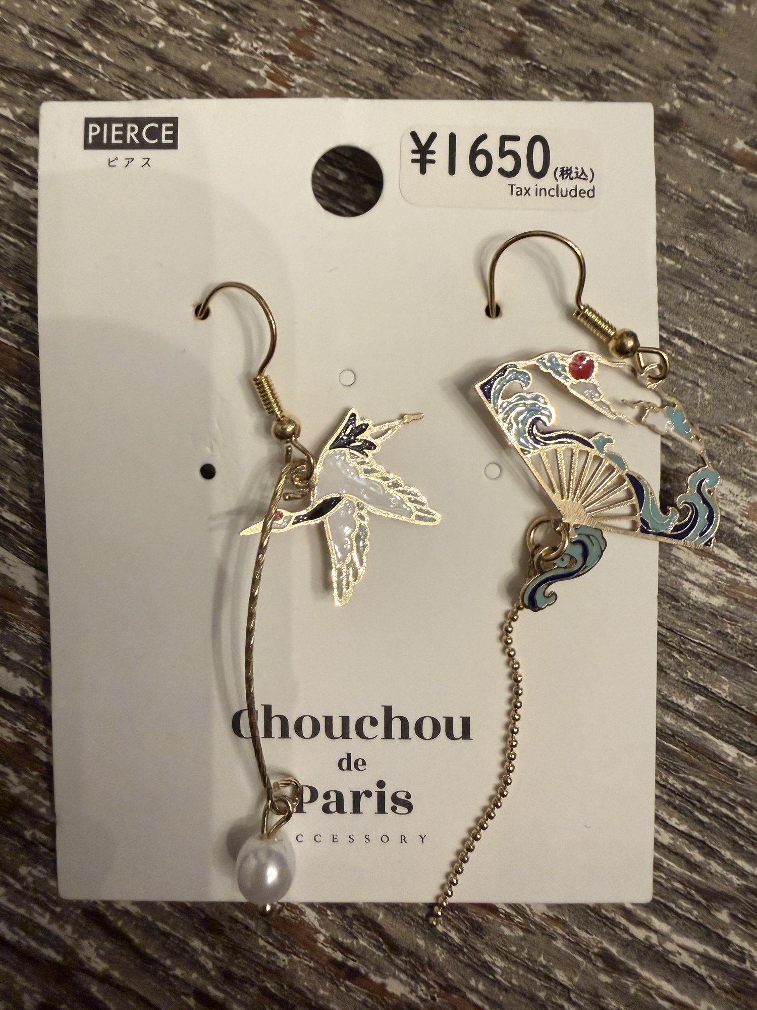 Gold crane and folding fan earrings bought on Takeshita Street for 1,650 yen
