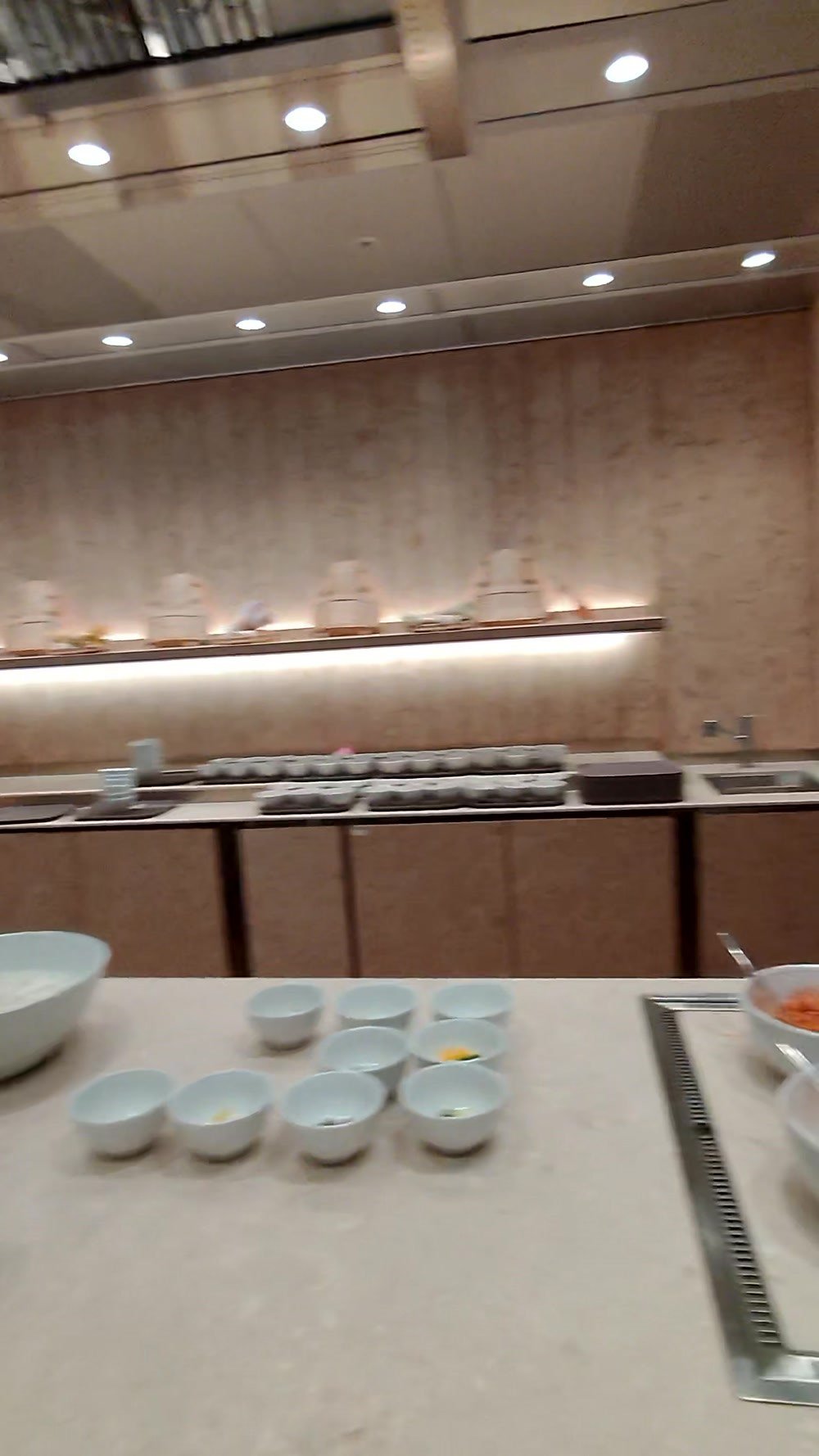 Stacked bowls and garnish dishes along the Noodle Bar counter in the Korean Air lounge at Incheon