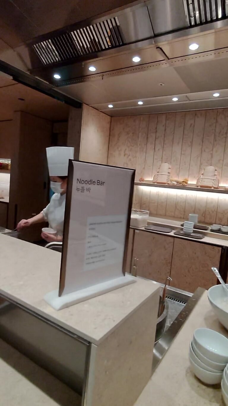 The Noodle Bar sign on the counter at the Korean Air lounge in Incheon Terminal 2