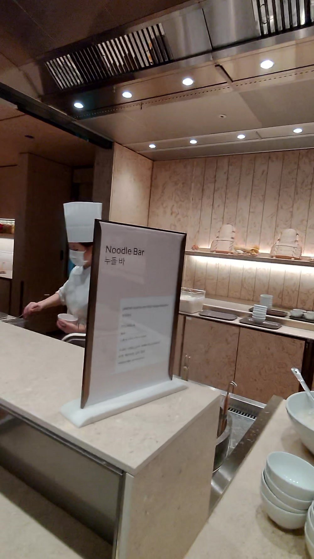 The Noodle Bar sign on the counter at the Korean Air lounge in Incheon Terminal 2