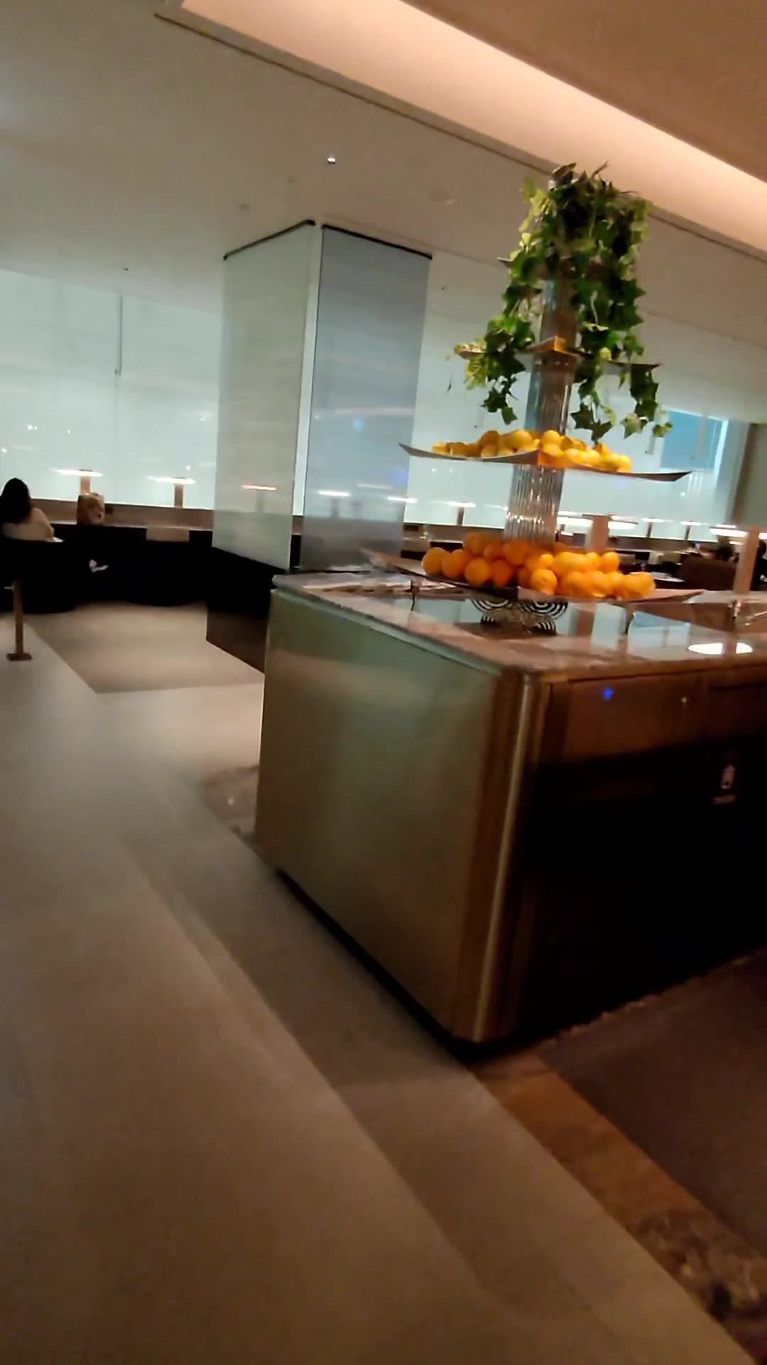 Seating area with leather chairs and a fruit display inside the Korean Air Prestige lounge at Incheon Terminal 2