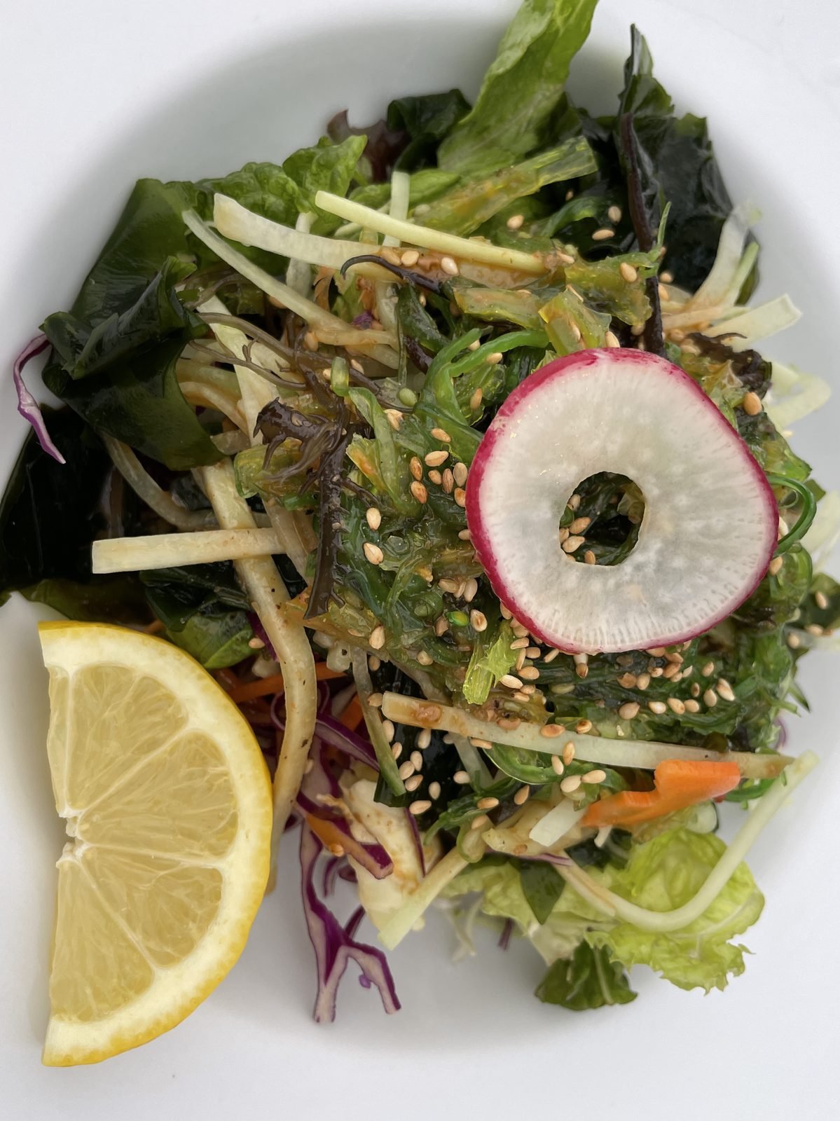 Assorted seaweed salad with lemon at Matsumoto sushi